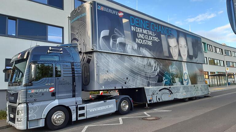 Der M+E Truck vor der Mittelschule Ochsenfurt.