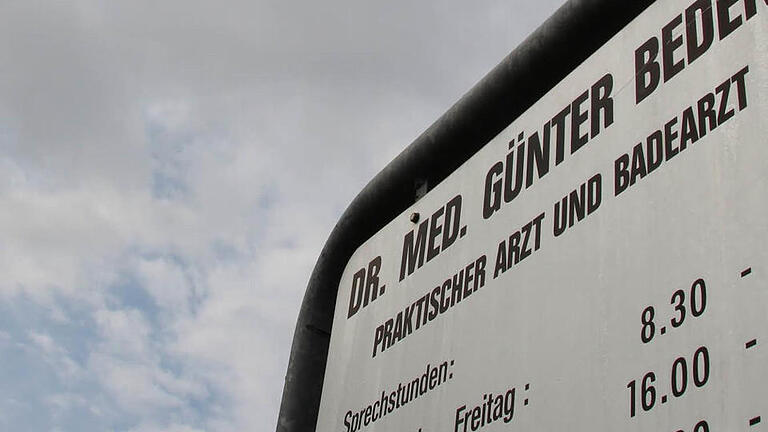 Dr. Günter Bedenk gibt nach 30 Jahren Tätigkeit als Hausarzt seine Praxis ab. Foto: Benedikt Borst       -  Dr. Günter Bedenk gibt nach 30 Jahren Tätigkeit als Hausarzt seine Praxis ab. Foto: Benedikt Borst