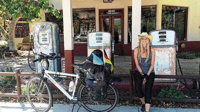 Mit ihrem Fahrrad bereist Hanna Full aus Ettleben gemeinsam mit ihrem Freund Nadiem der Weduwen die Welt, hier ist sie in Kalifornien abgelichtet. Bei ihrem Trip sammelt sie Spenden für Fahrräder für Afrika. Mit ihrem Fahrrad bereist Hanna Full aus Ettleben gemeinsam mit ihrem Freund Nadiem der Weduwen die Welt, hier ist sie in Kalifornien abgelichtet. Bei ihrem Trip sammelt sie Spenden für Fahrräder für Afrika.