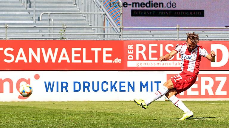 Der Schuss ins Glück: Sebastian Schuppan trifft am letzten Drittliga-Spieltag der vergangenen Saison per Elfmeter zum 2:2 gegen den Halle und macht den Aufstieg der Kickers perfekt.