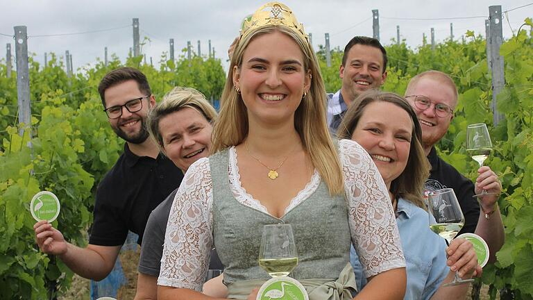 Die grünen Weindeckel machen bereits seit Wochen auf das Sickershäuser Straßenweinfest aufmerksam. Voller Vorfreude sind Weinprinzessin Emelie Beer sowie (von links) Kevin Klein (2. Vorsitzender Jugendvereinigung), Barbara Langer (Kassier IG Weinfest), Martin Köhler (2. Vorsitzender Weinbauverein), Evelyn Kräutlein (1. Vorsitzende Weinbauverein) und Sven Steinberger (1. Vorsitzender Jugendvereinigung).