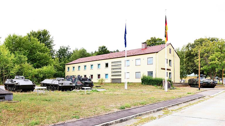 Vier Panzer stehen wieder im Hainberg-Areal in Mellrichstadt (Lkr. Rhön-Grabfeld): Der große Bau daneben beherbergt das Doku-Zentrum 'Eine Grenzgarnison im Kalten Krieg'. Vier Panzer stehen wieder im Hainberg-Areal in Mellrichstadt (Lkr. Rhön-Grabfeld): Der große Bau daneben beherbergt das Doku-Zentrum 'Eine Grenzgarnison im Kalten Krieg'.