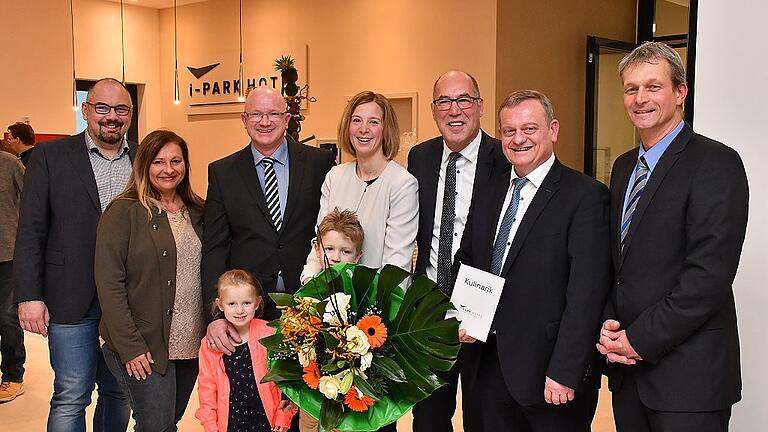 Bei der Eröffnung des i-Park Hotel Reichenberg (von links): Bürgermeister Stefan Hemmerich und seine Stellvertreterin Karin Brodwolf, Betreiber Andreas und Marina Rützel mit ihren Kindern Samia und Janic, stellvertretender Landrat Waldemar Brohm, Landtagsabgeordneter Manfred Ländner und i-Park-Geschäftsführer Armin Kordmann.
