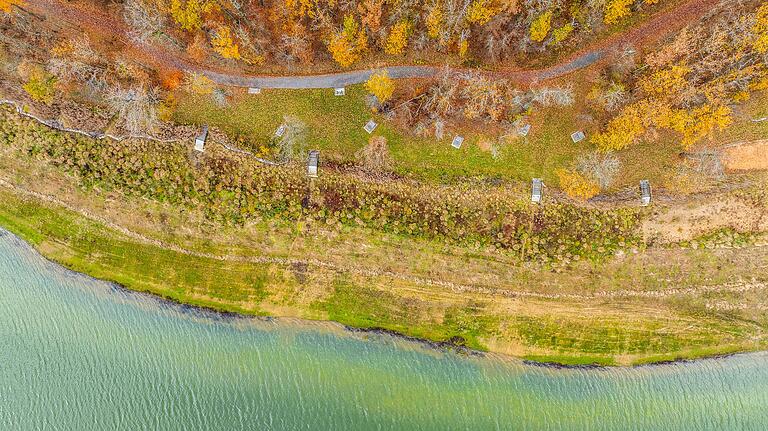 Rund um den Ellertshäuser See führt ein Weg. Gut eine Stunde dauert die Wanderung. Rund um den Ellertshäuser See führt ein Weg. Gut eine Stunde dauert die Wanderung.