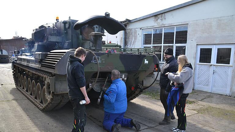 Wartungsarbeiten an einem Flak-Panzer Gepard.