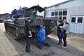 Wartungsarbeiten an einem Flak-Panzer Gepard.