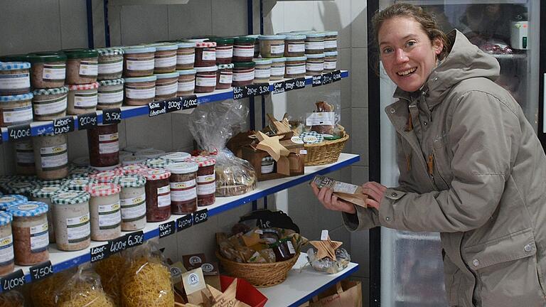Stolz ist die Öko-Modellregion-Managerin Maike Hamacher auf die Zunahme der ökologischen Betriebe und die gestiegene Vermarktung von Bioprodukten im Landkreis Rhön-Grabfeld. Stolz ist die Öko-Modellregion-Managerin Maike Hamacher auf die Zunahme der ökologischen Betriebe und die gestiegene Vermarktung von Bioprodukten im Landkreis Rhön-Grabfeld.