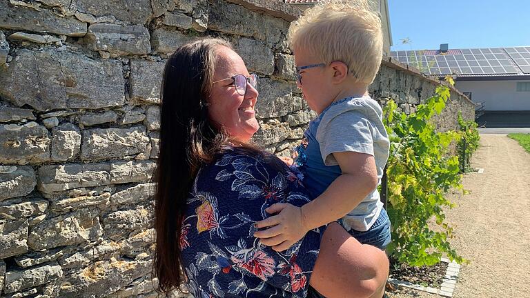 Leo aus Untereisenheim im vergangenen Jahr mit seiner Mama Nadine Spiegel. Leo aus Untereisenheim im vergangenen Jahr mit seiner Mama Nadine Spiegel.