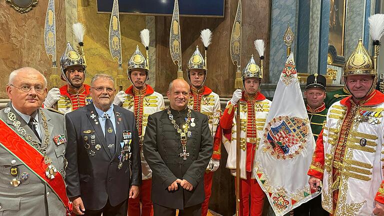 Mit der ungarischen königlichen Leibgarde während der Aufnahmefeierlichkeiten des ungarischen Helden-Ordens. (Vorne von links) vitéz Rainer Schmitt Kreisvorsitzender BSB Kreisverband WÜ/MSP, Karl-Heinz Vogel stv. Kreisvorsitzender, vitéz Georg Bogdan und vitéz András Szilágyi, Kapitän der Garde