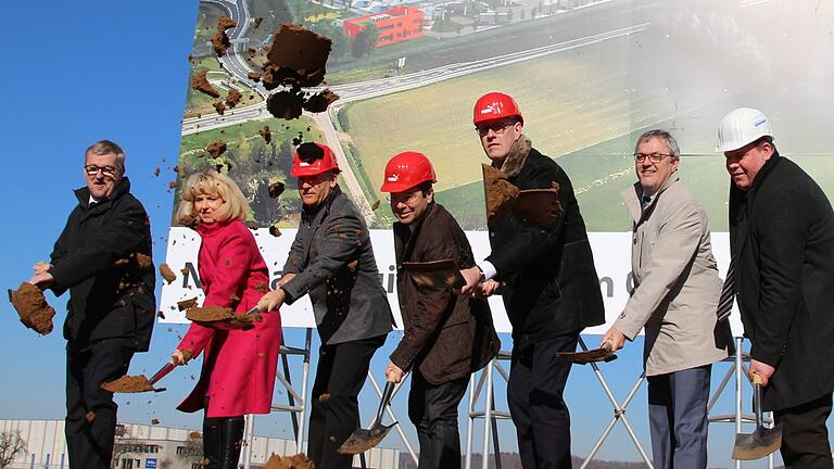 Hoch die Spaten (v. l.): Geiselwinds Bürgermeister Ernst Nickel, Landrätin Tamara Bischof, Puma-Finanzvorstand Michael Lämmermann, Wolfgang Dietz von der Dietz AG, Vorstandsvorsitzender Frank Dreeke von BLG, Thomas Berndorfer von TGW und Torsten Schuff von der Bremen AG.