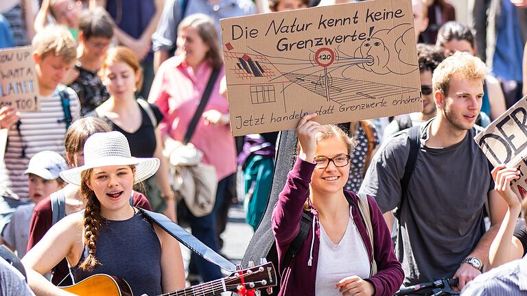 Mit Botschaften auf Schildern und mit Instrumenten zogen die Jugendlichen beim letzten Mal durch Würzburg.