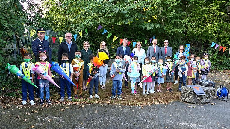 Reizthema Masken: Ein Gruppenbild mit Schülern der Friedrich-Rückert-Schule in Schweinfurt sorgte für harsche Kritik an Schweinfurts Oberbürgermeister Sebastian Remelé.