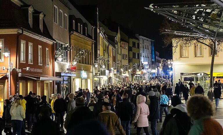 Mehrere hundert Menschen beteiligten sich am Sonntagabend an einer nicht angezeigten Versammlung gegen die staatlichen Corona-Maßnahmen. Dabei kam es zu Zusammenstößen zwischen aggressiven Krawallmachern und der Polizei.