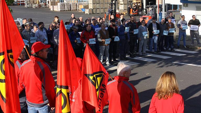 Die gesamte Tagschicht der Firma Düker protestierte am Mittwochmorgen vor dem Werkstor gegen die Schließungspläne. Insgesamt drohen 100 Entlassungen. Die gesamte Tagschicht der Firma Düker protestierte am Mittwochmorgen vor dem Werkstor gegen die Schließungspläne. Insgesamt drohen 100 Entlassungen.