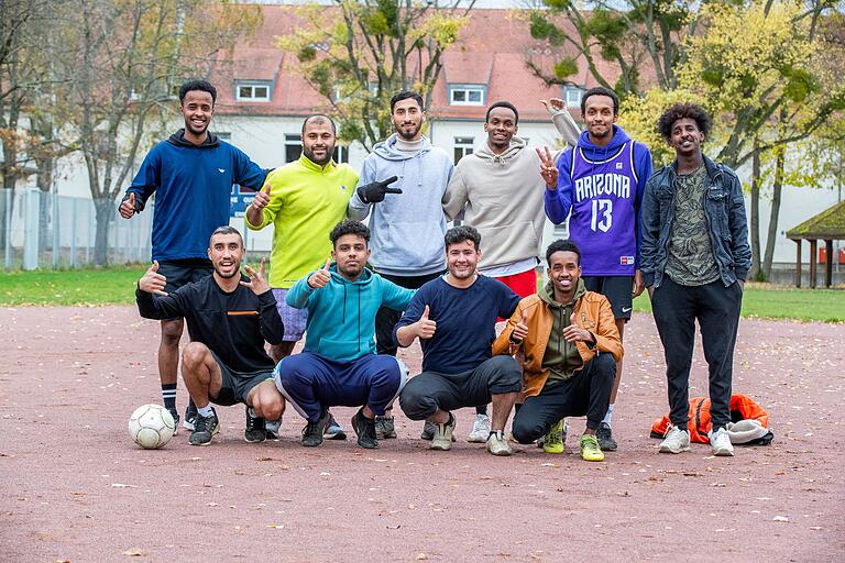 Sie kicken jeden Tag, das Team junger Geflüchtete unterschiedlichster Nationalitäten um den Somalier Riad (hinten Dritter von rechts). Sie kicken jeden Tag, das Team junger Geflüchtete unterschiedlichster Nationalitäten um den Somalier Riad (hinten Dritter von rechts). 