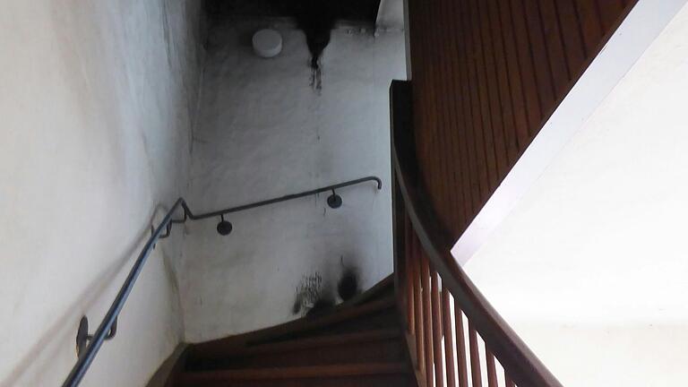 Spuren einer Brandnacht: Mit diesem Foto dokumentierte Bürgermeisterin Ingrid Reifenscheid-Eckert die Schäden am Treppenaufgang des Rathauses. Spuren einer Brandnacht: Mit diesem Foto dokumentierte Bürgermeisterin Ingrid Reifenscheid-Eckert die Schäden am Treppenaufgang des Rathauses.