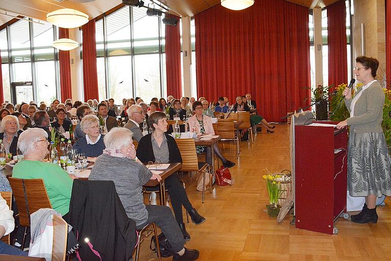 Landesbäuerin Christine Singer forderte von den Landfrauen und Landwirten Verantwortungsbewusstsein und Mut in einer schwierigen Zeit. Landesbäuerin Christine Singer forderte von den Landfrauen und Landwirten Verantwortungsbewusstsein und Mut in einer schwierigen Zeit.