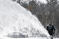 Kältephase: Mit der Schneefräse arbeitet sich dieser Mann nach einem Schneesturm in Danvers (US-Staat Massachusetts) durchs Weiß. Die Kältewelle in Teilen der USA soll noch bis Mittwoch anhalten.