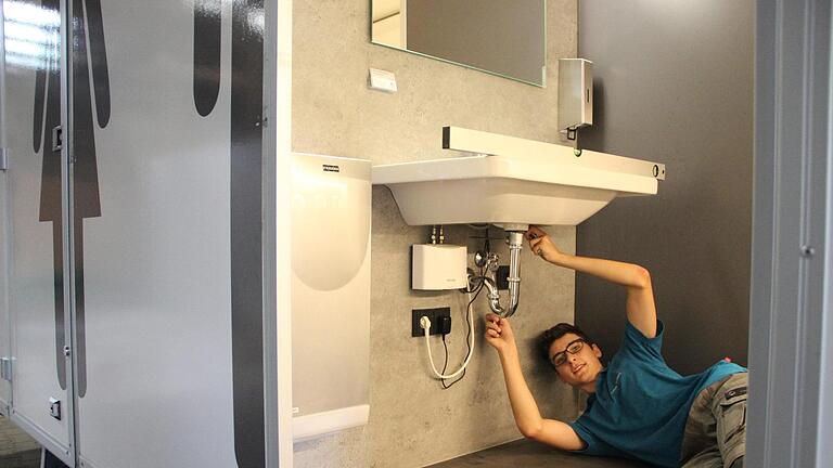 Tizian Gebert überprüft vor der Vermietung, ob alle Installationen bei dem VIP-Toilettenwagen funktionieren. Heike Beudert       -  Tizian Gebert überprüft vor der Vermietung, ob alle Installationen bei dem VIP-Toilettenwagen funktionieren. Heike Beudert