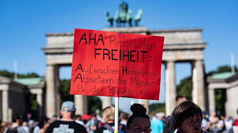 Aus ganz Deutschland sind am vergangenen Wochenende Corona-Gegner – darunter viele Radikale aus allen Milieus – nach Berlin gereist, um dort gegen staatliche Corona-Maßnahmen zu protestieren. Aus ganz Deutschland sind am vergangenen Wochenende Corona-Gegner – darunter viele Radikale aus allen Milieus – nach Berlin gereist, um dort gegen staatliche Corona-Maßnahmen zu protestieren.