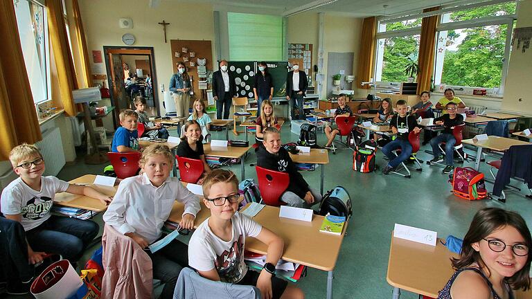 Um Energie ging es einen ganzen Morgen lang in der Klasse 3a der Grundschule Poppenlauer. Unser Bild zeigt im Hintergrund (von links) Klassenlehrerin Annika Schramm, Bürgermeister Matthias Klement, die Natur- und Wildnispädagogin Christina Buchwald und Günter Jira vom Bayernwerk. - Um Energie ging es einen ganzen Morgen lang in der Klasse 3a der Grundschule Poppenlauer. Unser Bild zeigt im Hintergrund (von links) Klassenlehrerin Annika Schramm, Bürgermeister Matthias Klement, die Natur- und Wildnispädagogin Christina Buchwald und Günter Jira vom Bayernwerk. Um Energie ging es einen ganzen Morgen lang in der Klasse 3a der Grundschule Poppenlauer. Unser Bild zeigt im Hintergrund (von links) Klassenlehrerin Annika Schramm, Bürgermeister Matthias Klement, die Natur- und Wildnispädagogin Christina Buchwald und Günter Jira vom Bayernwerk. - Um Energie ging es einen ganzen Morgen lang in der Klasse 3a der Grundschule Poppenlauer. Unser Bild zeigt im Hintergrund (von links) Klassenlehrerin Annika Schramm, Bürgermeister Matthias Klement, die Natur- und Wildnispädagogin Christina Buchwald und Günter Jira vom Bayernwerk.