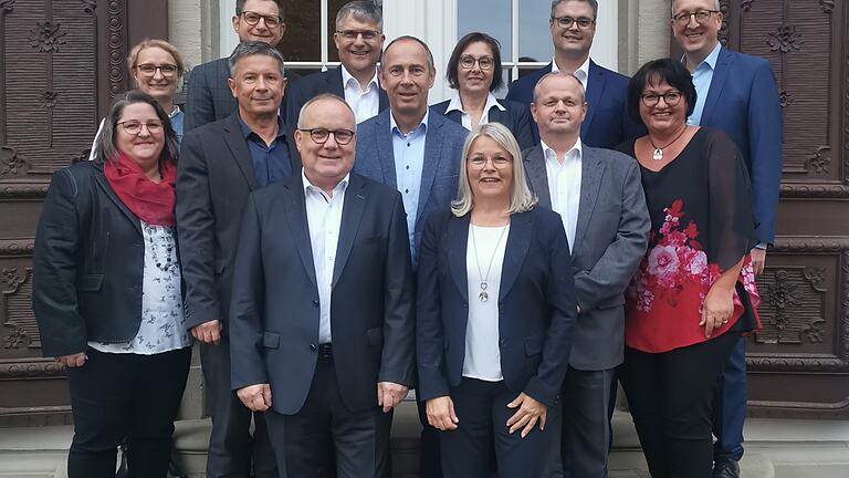 Langjährige Mitarbeiterinnen und Mitarbeiter wurden bei der VR-Bank&nbsp; Main-Rhön geehrt:&nbsp; Michaela Ost, Nicole Förster (Bereichsleiterin Personal), Mathias Gerstner (Bereichsleiter Privatkunden Rhön), Klaus-Peter Benkert, Klaus-Peter Weikard, Jürgen Döpfner, Jürgen Halbig, Ruth Brand, Christiane Kundler, Jürgen Eggert, Markus Feser (Mitglied des Vorstandes), Gabriele Sachs und Markus Merz (Vorstandssprecher)