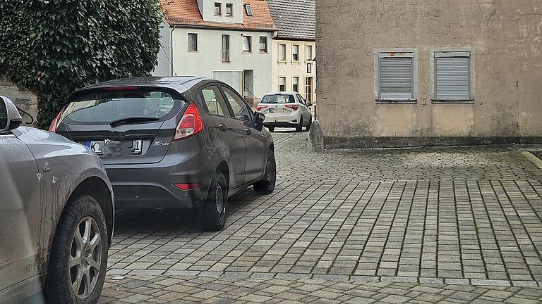 Im schmalen Ortskern von Geiselwind ist bisweilen kein Durchkommen für größere Fahrzeuge, weil alles zugeparkt ist.