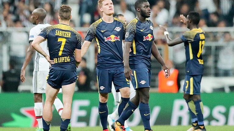 Niederlage       -  Die Leipziger Marcel Sabitzer, Marcel Halstenberg, Dayot Upamecano und Bruma (l-r) sind nach dem 0:2 enttäuscht.