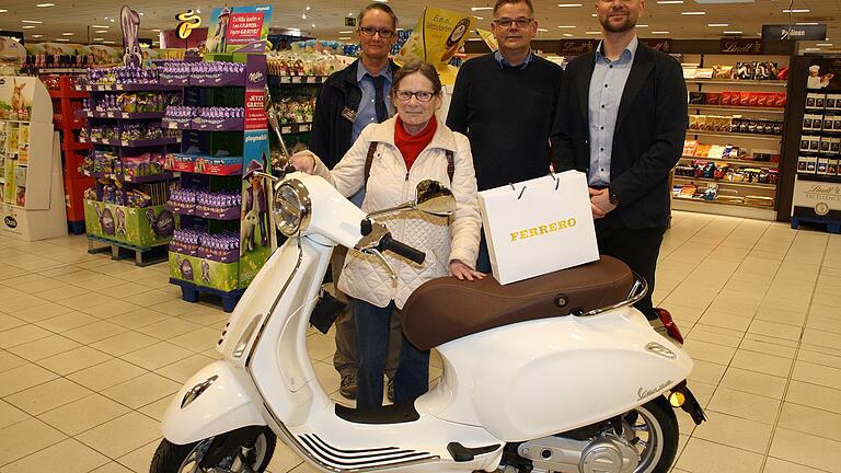 Über den Gewinn des Hauptpreises beim Ferrero-Gewinnspiel einem Vespa Roller an Heidemarie Lucas (zweite von links), freuten sich mit von links stellvertretende Marktleiterin Nancy Klose, E-Center Betreiber Ralf Then und Jörg Schiller Repräsentant des Hauses Ferrero.