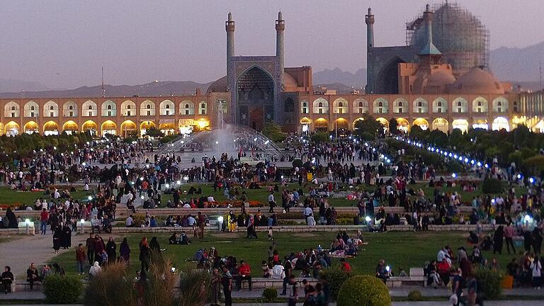 Ein berühmter Platz: Der Imam-Platz in Isfahan. Abends treffen sich hier die Einheimischen zum Picknick.