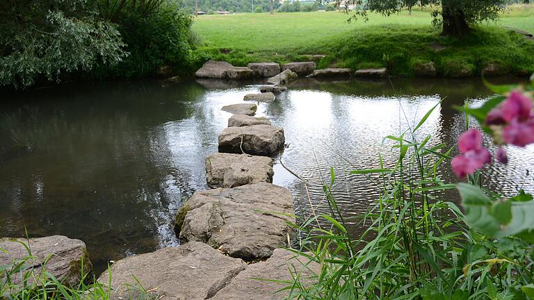 Eine idyllische Zeit können Erholungssuchende beispielsweise am Heustreuer Wehr erleben. Im Landkreis Rhön-Grabfeld gibt es noch zahlreiche weitere Wasserstellen, an denen sich ein schöner Urlaubstag in der Heimat verbringen lässt.