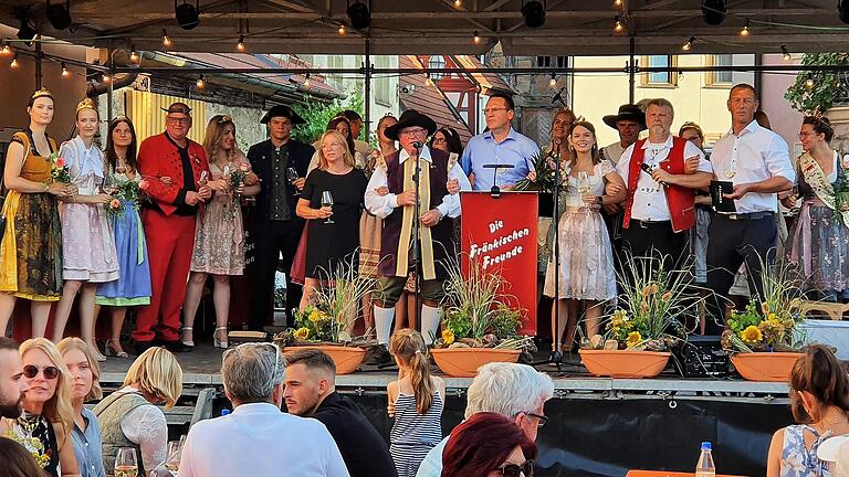 Gemeinschaftlich schunkeln Weinprinzessinnen und Verantwortliche für die fränkische Lebensfreude und Weinkultur. Das Foto zeigt in der Mitte: Claudia Grob, Zehntgraf Albert Kestler, Bürgermeister Tobias Blesch, Wipfelds Weinprinzessin Maike  Tschirschwitz und Rainer Thaler (Zweiter von rechts).