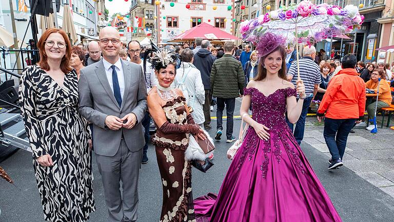 Das Rakoczy-Fest wurde am Marktplatz eröffnet: Kurdirektorin Sylvie Thormann (von links) und Oberbürgermeister Dirk Vogel mit zwei regelmäßigen Besucherinnen, Brigitte Sophie Gensler aus Unsleben und Helena Schmitt aus Fulda.