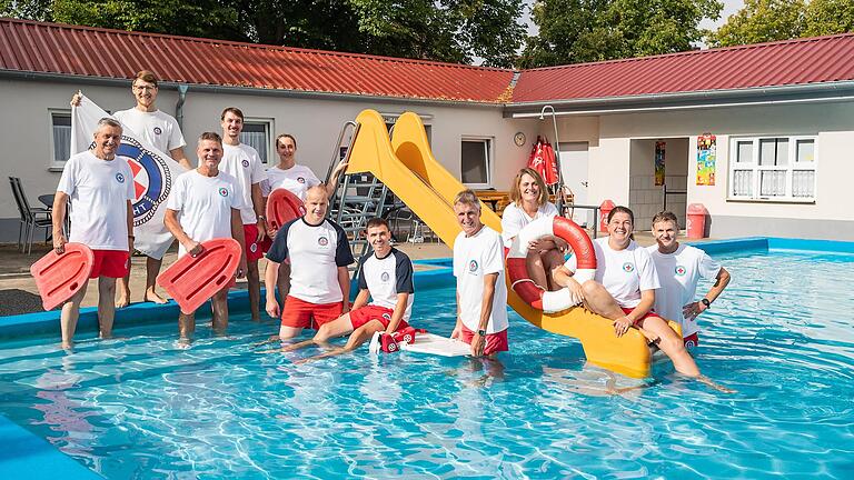 Die Wasserwacht-Truppe Gnötzheim feiert ihr 40-jähriges Bestehen. Das Bild zeigt sie im Freibad in Gnötzheim.