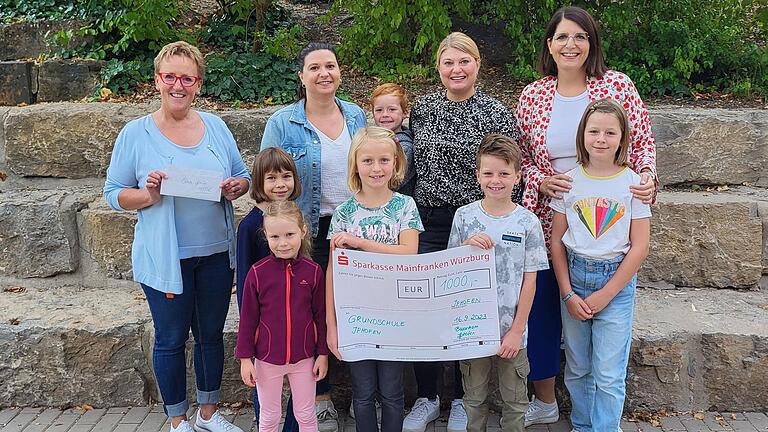 Peggy Knauer von der Grundschule Iphofen (links) freut sich über die 1000-Euro-Spende aus dem Basar-Erlös, die ihr vom Orga-Team Isabell Valentin (von links), Carolin Mend und Corinna Petzold-Mühl überreicht wurde. Peggy Knauer von der Grundschule Iphofen (links) freut sich über die 1000-Euro-Spende aus dem Basar-Erlös, die ihr vom Orga-Team Isabell Valentin (von links), Carolin Mend und Corinna Petzold-Mühl überreicht wurde.