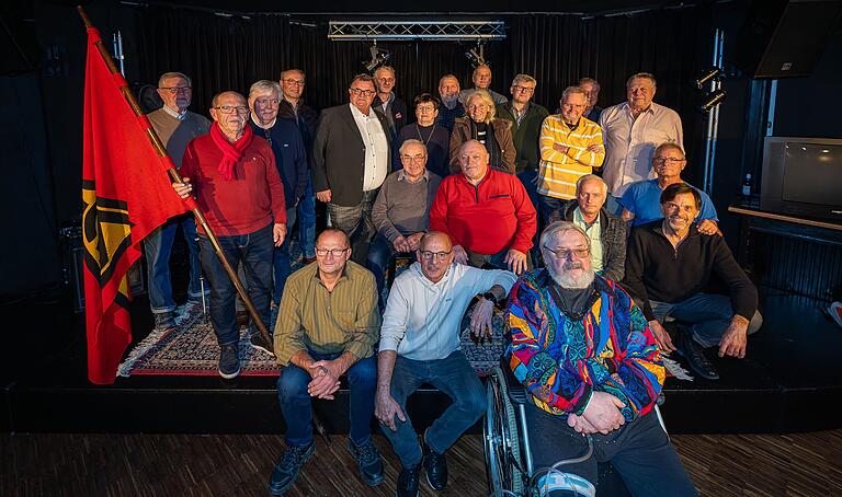 Gruppenfoto der ehemaligen Teilnehmer.