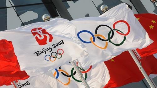Peking 2008       -  Olympiafahnen wehen am Samstag (02.08.2008) in Peking vor dem Internationalen Radio- und Fernsehzentrum. Am 08.08.2008 werden in der chinesischen Hauptstadt die 29. Olympischen Spiele eröffnet. Foto: Peer Grimm dpa +++(c) dpa - Bildfunk+++