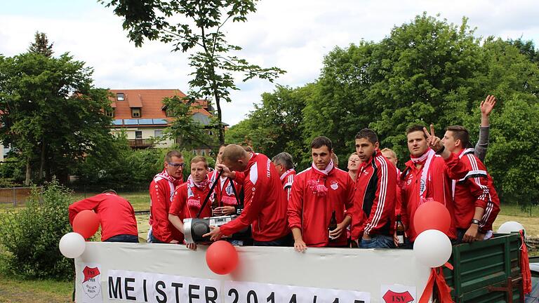 Aufstieg in die Kreisliga: Eindrücke von der Meisterfeier des TSV Hausen in der Gemeinde