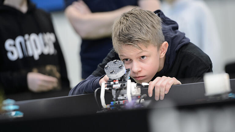 Um die 100 Schülerinnen und Schüler aus 12 unterfränkischen Schulen treten am Freitag (12.01.18) in der Turnhalle der Wolfskeel-Realschule in Würzburg im Regionalwettbewerb der First Lego League gegeneinander an. Die Zehn- bis Sechszehnjährigen haben in Eigenregie einen Roboter konstruiert und programmiert, der am Wettkampftag auf einem Parcours möglichst viele der vorgegebenen Aufgaben lösen soll.