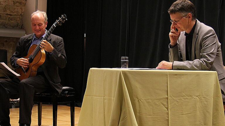 Auf einen Kurzurlaub nach Italien luden Stefan Schäfer (rechts im Bild) und Gitarrist Volker Höh bei der literarisch-musikalischen Soiree mit Texten von Heinrich Heine und Gitarrenmusik aus dem romantischen Italien im Schüttbau in Rügheim ein.