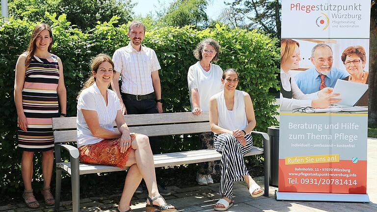 Das Team des Pflegestützpunktes (von links): Melanie Ziegler, Ina Semmel, Tobias Konrad, Christiane Versbach und Katrin Müller.&nbsp;