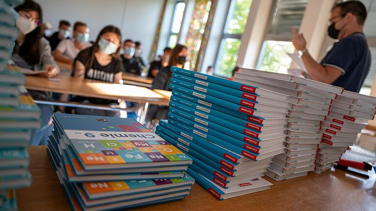 Diese Neuntklässler haben zum Schuljahresstart ihre neuen Chemiebücher bekommen. Diese Neuntklässler haben zum Schuljahresstart ihre neuen Chemiebücher bekommen. 