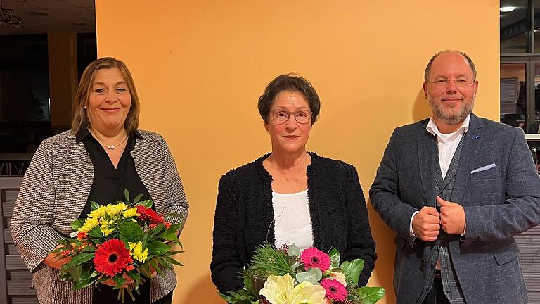 Unser Foto zeigt die neue Vorsitzende des Fördervereins des Jack-Steinberger-Gymnasiums Nikola Renner (von links), die scheidende Vorsitzende Gudrun Heil-Franke sowie Oberstudiendirektor Markus Arneth.       -  Unser Foto zeigt die neue Vorsitzende des Fördervereins des Jack-Steinberger-Gymnasiums Nikola Renner (von links), die scheidende Vorsitzende Gudrun Heil-Franke sowie Oberstudiendirektor Markus Arneth.