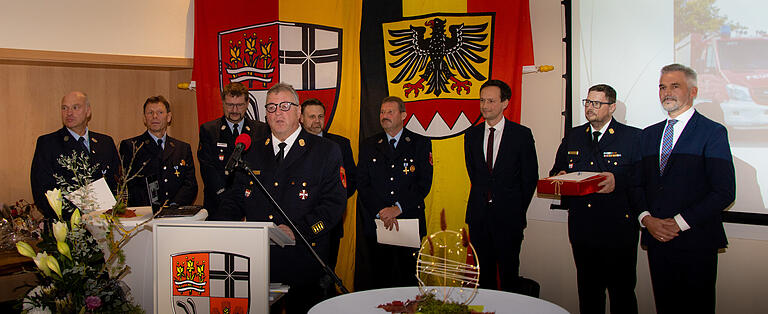 Ehrungen bei der Feuerwehr für lange Mitgliedschaft: (hinten von links) Rainer Hawelka (40 Jahre), Otto Schubert (40 Jahre), Kreisbrandmeister Fabian Haubenreich (25 Jahre), 2. Lülsfelder Kommandant Andres Kempf (25 Jahre), Michael Jakob (40 Jahre). Die Auszeichnungen nahmen Landrat Florian Töpper, Kreisbrandinspektor Alexander Bönig, Bürgermeister Thomas Heinrichs sowie Kreisbrandrat Holger Strunk (vorne) vor.