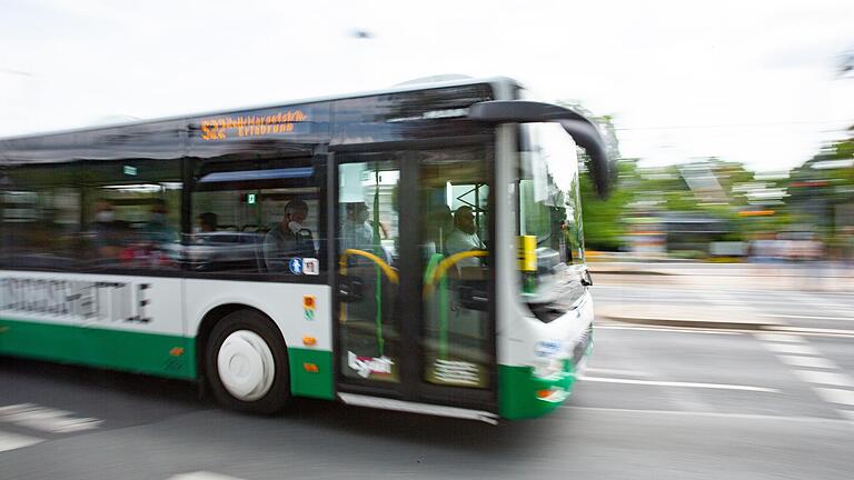 Kinder aus den Marktheidenfelder Stadtteilen können mit dem Bus in die Kitas in der Kernstadt fahren. Im Stadtrat wurde diskutiert, ob das Angebot weitergeführt wird (Symbolbild).