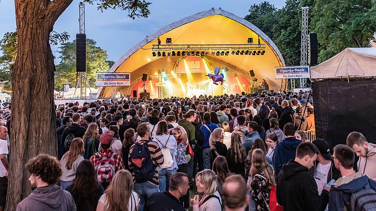 Das Umsonst & Draussen in Würzburg gehört zu den größten eintrittsfreien Festivals in Deutschland. Das Umsonst & Draussen in Würzburg gehört zu den größten eintrittsfreien Festivals in Deutschland.