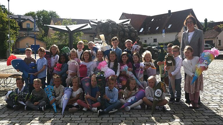 Die Klasse 1c der Grundschule Zeil-Sand mit ihrer Klassenlehrerin Kathrin Müller-Hammelbacher.