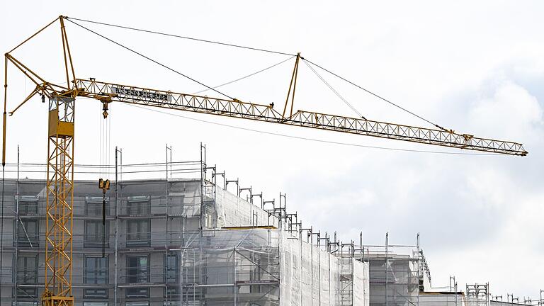 Baustelle Wohnungsbau       -  Der Wohnungsbau braucht nach Ansicht des Bundesverbands Baustoff-Fachhandel wieder verlässliche Bedingungen. (Archivbild)