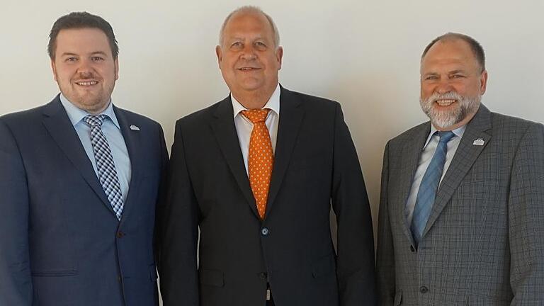 Seit 1. Juni ist Horst Gerhard Klumb neues Vorstandsmitglied in der Raiffeisenbank im Grabfeld eG. Im Bild von links Hendrik Freund (Vorstandsvorsitzender), Horst Klumb (Vorstand), Volker Eckhardt (Aufsichtsratsvorsitzender). Seit 1. Juni ist Horst Gerhard Klumb neues Vorstandsmitglied in der Raiffeisenbank im Grabfeld eG. Im Bild von links Hendrik Freund (Vorstandsvorsitzender), Horst Klumb (Vorstand), Volker Eckhardt (Aufsichtsratsvorsitzender).