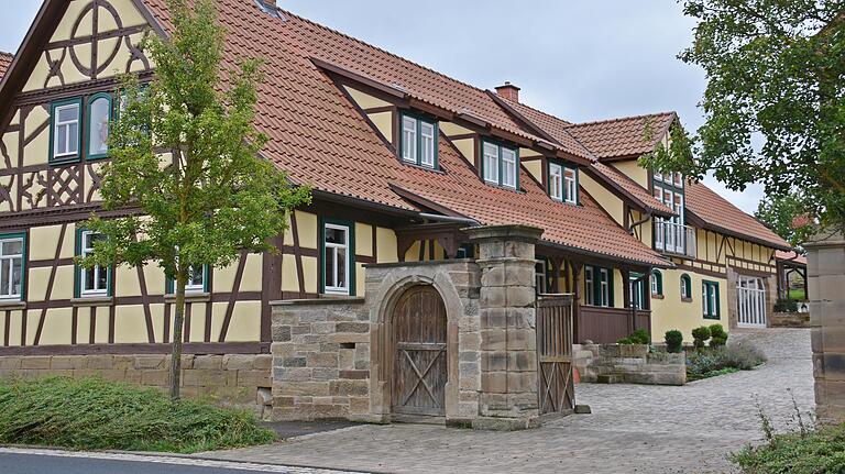 Mit dem Förderpreis des Bezirks Unterfranken wurde der sanierte Dreiseithof von Yvonne und Steffen Werner in der Ortsmitte von Unteressfeld ausgezeichnet